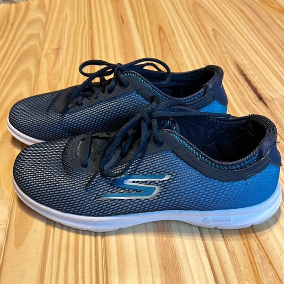 Size 6.5 Skechers goga mat technology sneakers - Picture 2 of 7